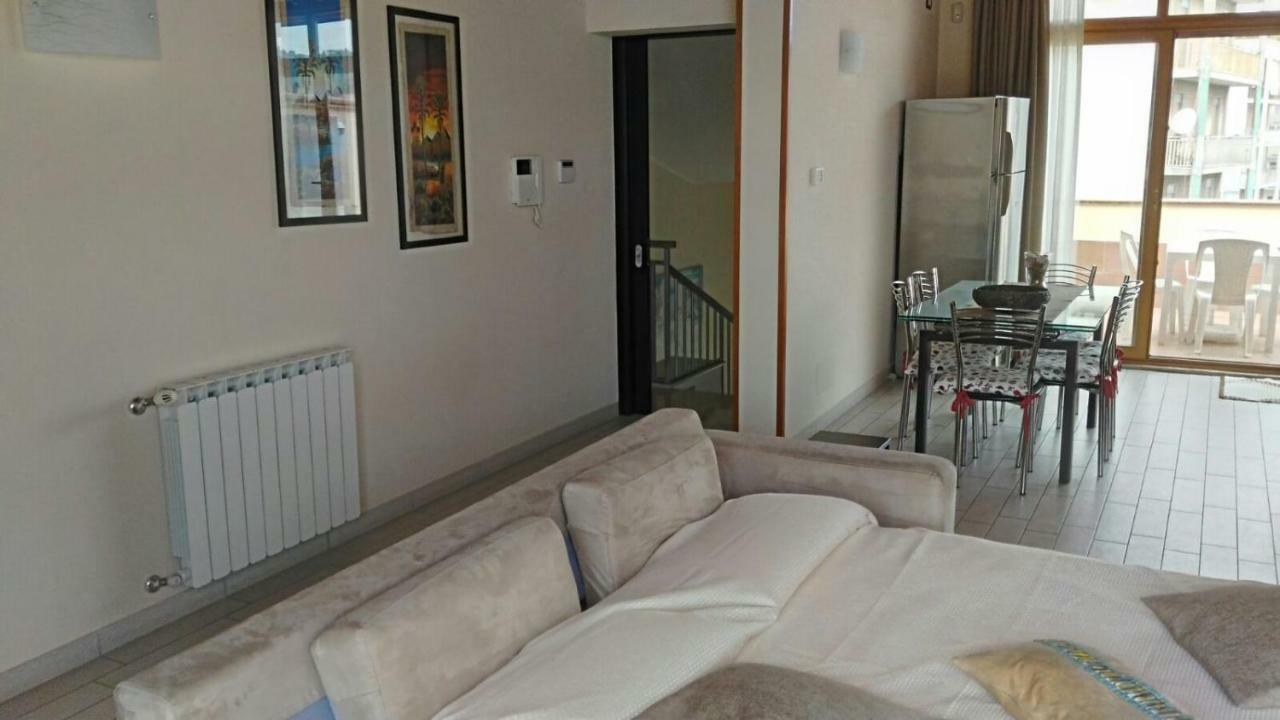 A Due Passi Da Tutto Apartment Catania Bagian luar foto